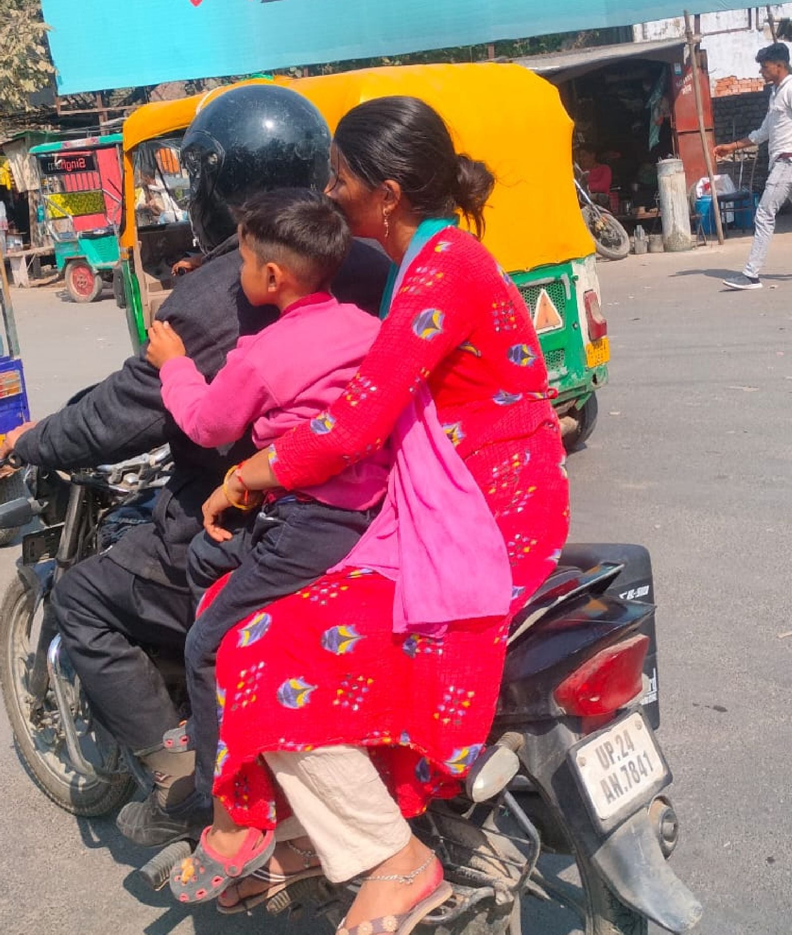 पुलिस लाइन चौराहे पर तीन सवारी जाता बाइक सवार । संवाद पुलिस लाइन चौराहे पर तीन सवारी जाता बाइक सवार । संवाद