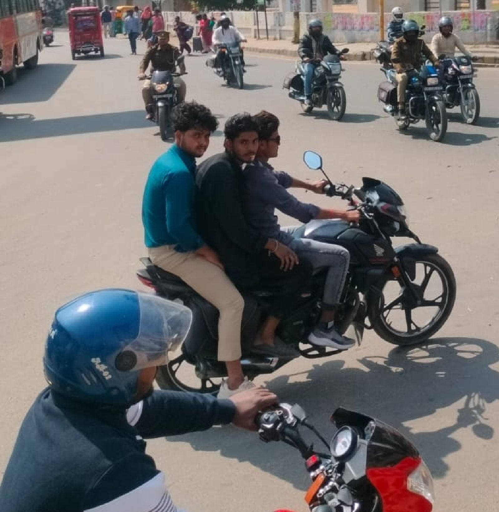 पुलिस लाइन चौराहे पर तीन सवारी जाता बाइक सवार । संवाद पुलिस लाइन चौराहे पर तीन सवारी जाता बाइक सवार । संवाद