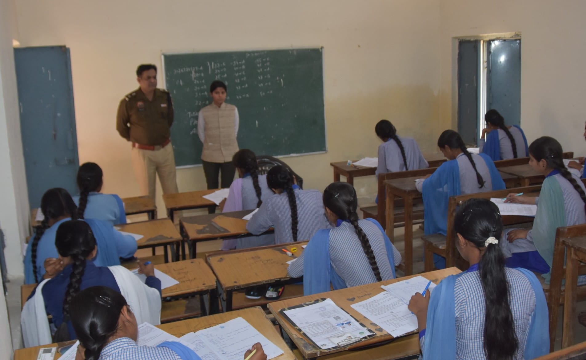 परीक्षा केंद्र में मौजूद कर्मचारी के आईडी कार्ड की जांच करती डीसी। डीआईपीआरओ