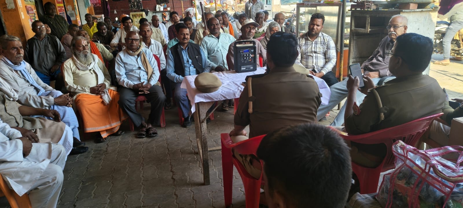 रहीमाबाद क्षेत्र के ससपन मार्केट में हुई बैठक में मौजूद पुलिस अधिकारी व संभ्रांत नागरिक। रहीमाबाद क्षेत्र के ससपन मार्केट में हुई बैठक में मौजूद पुलिस अधिकारी व संभ्रांत नागरिक।
