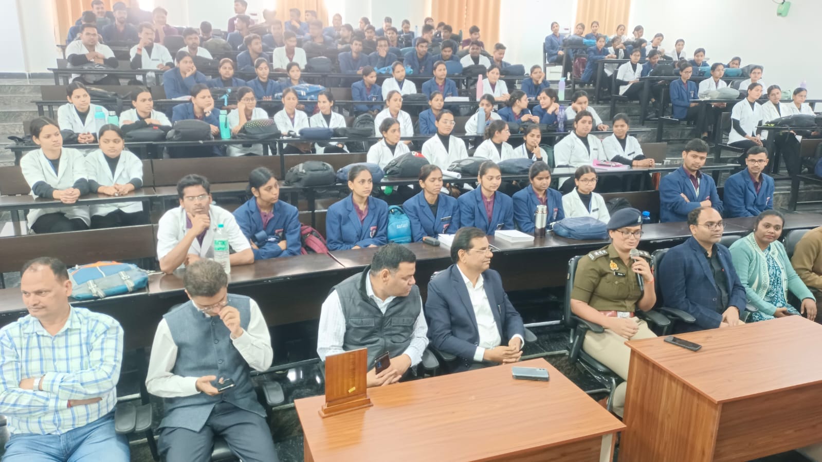 राजकीय मेडिकल कॉलेज में पुलिस की पाठशाला कार्यक्रम में बोलतीं एसपी देहात दीक्षा भांवरे अरुण। सं