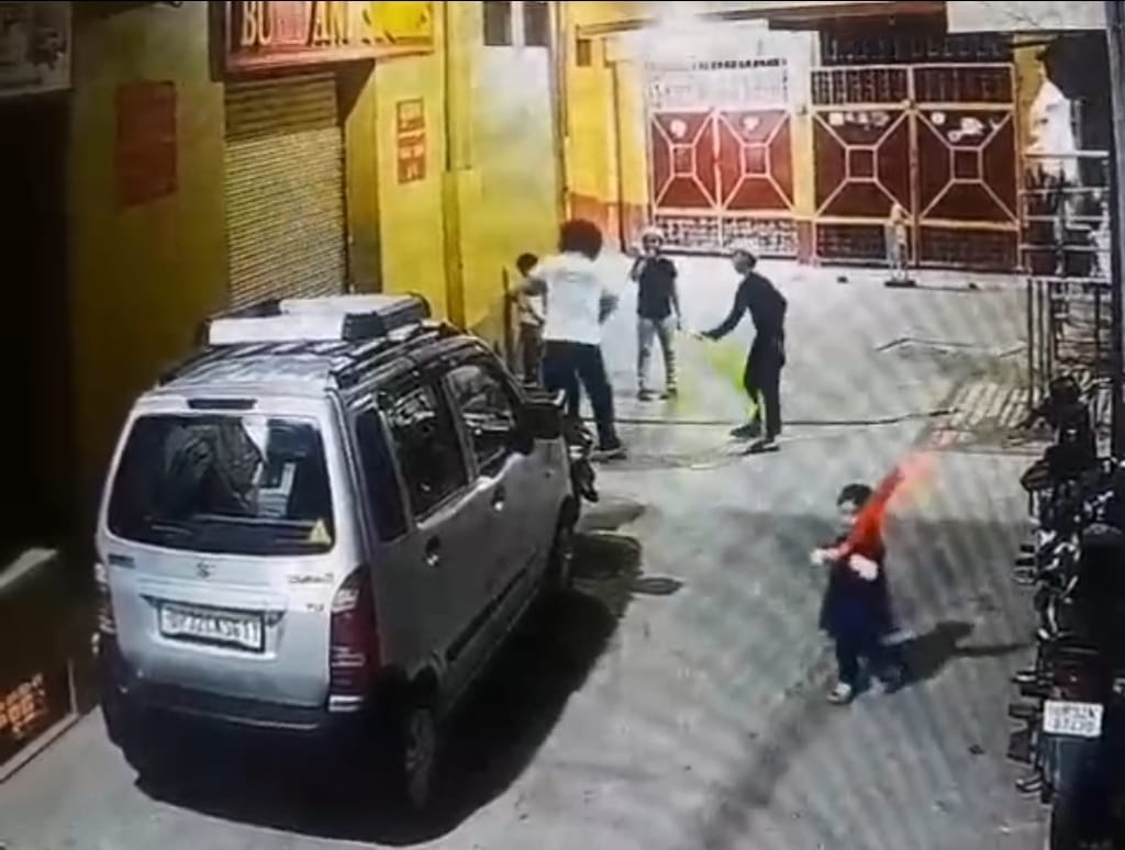सीसीटीवी कैमरे में कैद हुई घटना। सीसीटीवी कैमरे में कैद हुई घटना।