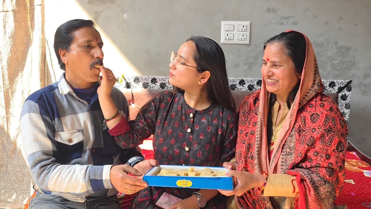 सिविल जज परीक्षा में पहला रैंक हासिल करने वाले पथवाल गांव के अंशुल का परिवार ने हार के साथ किया सिविल जज परीक्षा में पहला रैंक हासिल करने वाले पथवाल गांव के अंशुल का परिवार ने हार के साथ किया