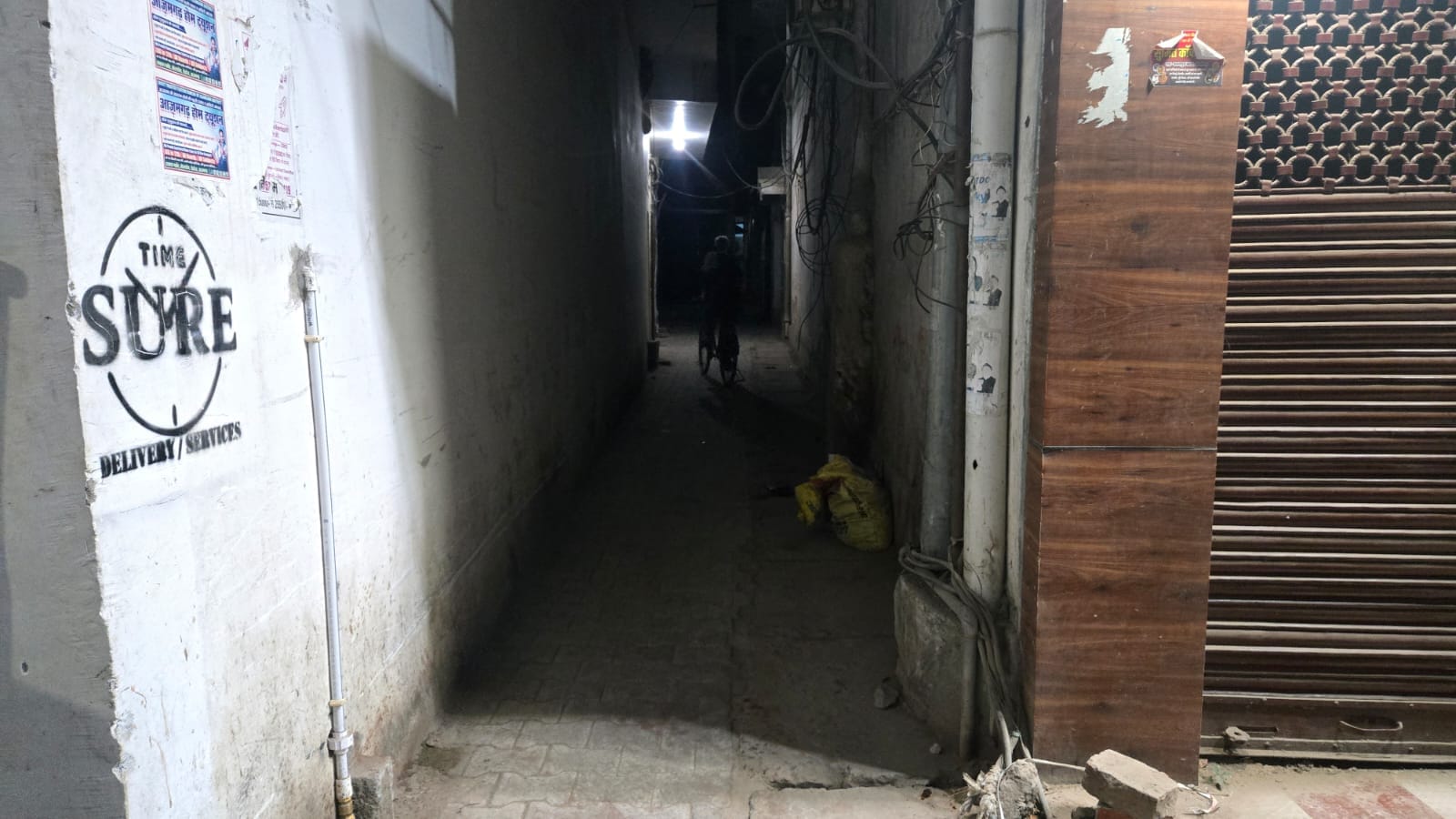 शहर के गुरुटोला मोहल्ला की गली।