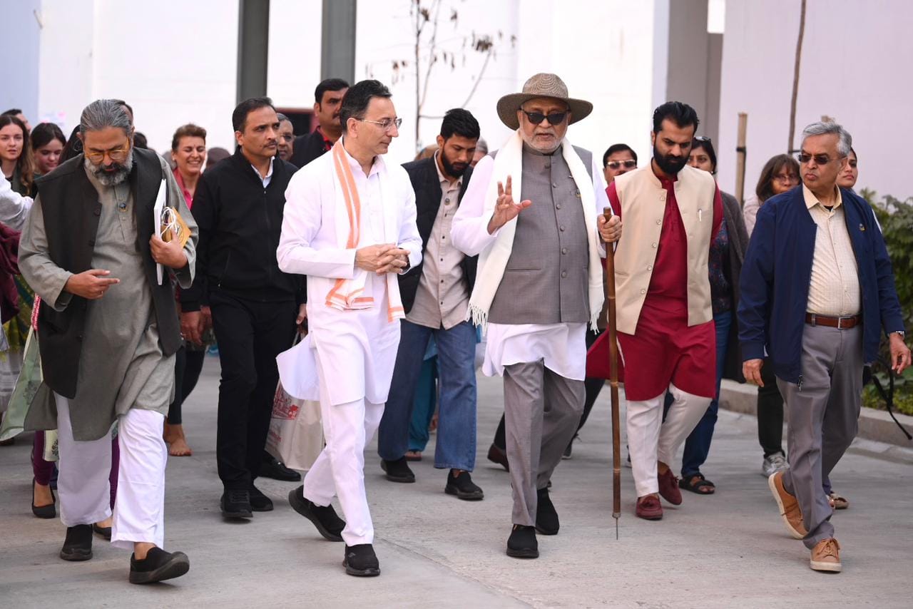 श्री रामचंद्र मिशन आश्रम में ध्यान साधना करते साधक। स्रोत: मिशन श्री रामचंद्र मिशन आश्रम में ध्यान साधना करते साधक। स्रोत: मिशन