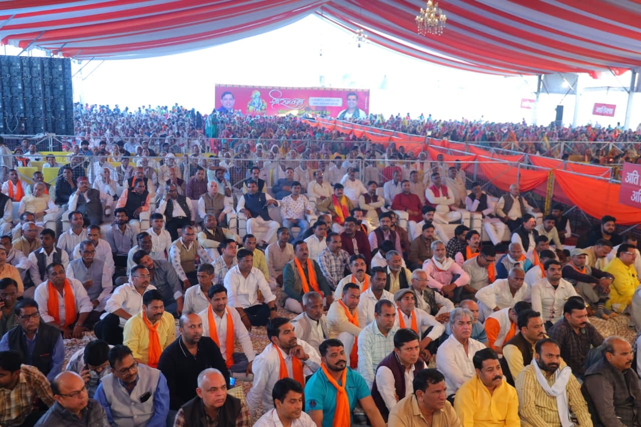 दौराला - श्री राम कथा का वर्णन करते शांतनु महाराज। स्रोत : आयोजक