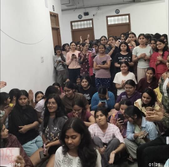 धरने पर बैठीं गंगा हॉस्टल की छात्राएं। 