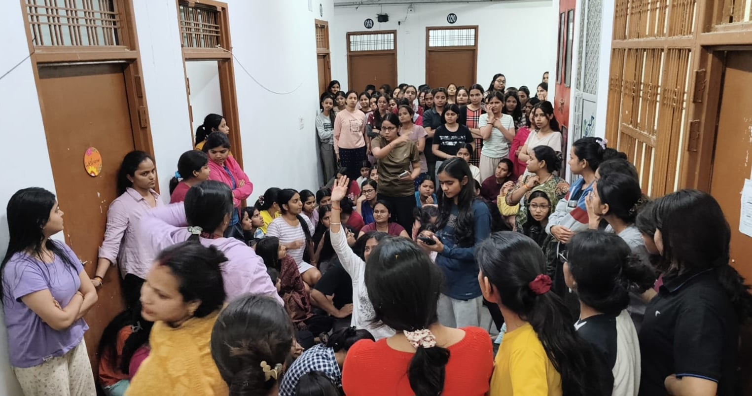 धरने पर बैठीं गंगा हॉस्टल की छात्राएं। 
