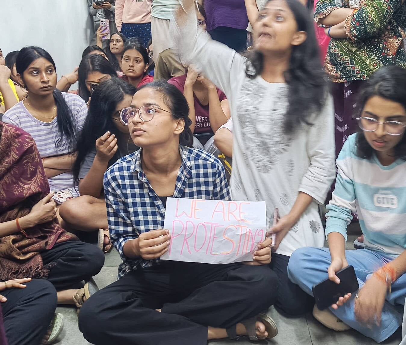 धरने पर बैठीं गंगा हॉस्टल की छात्राएं। 