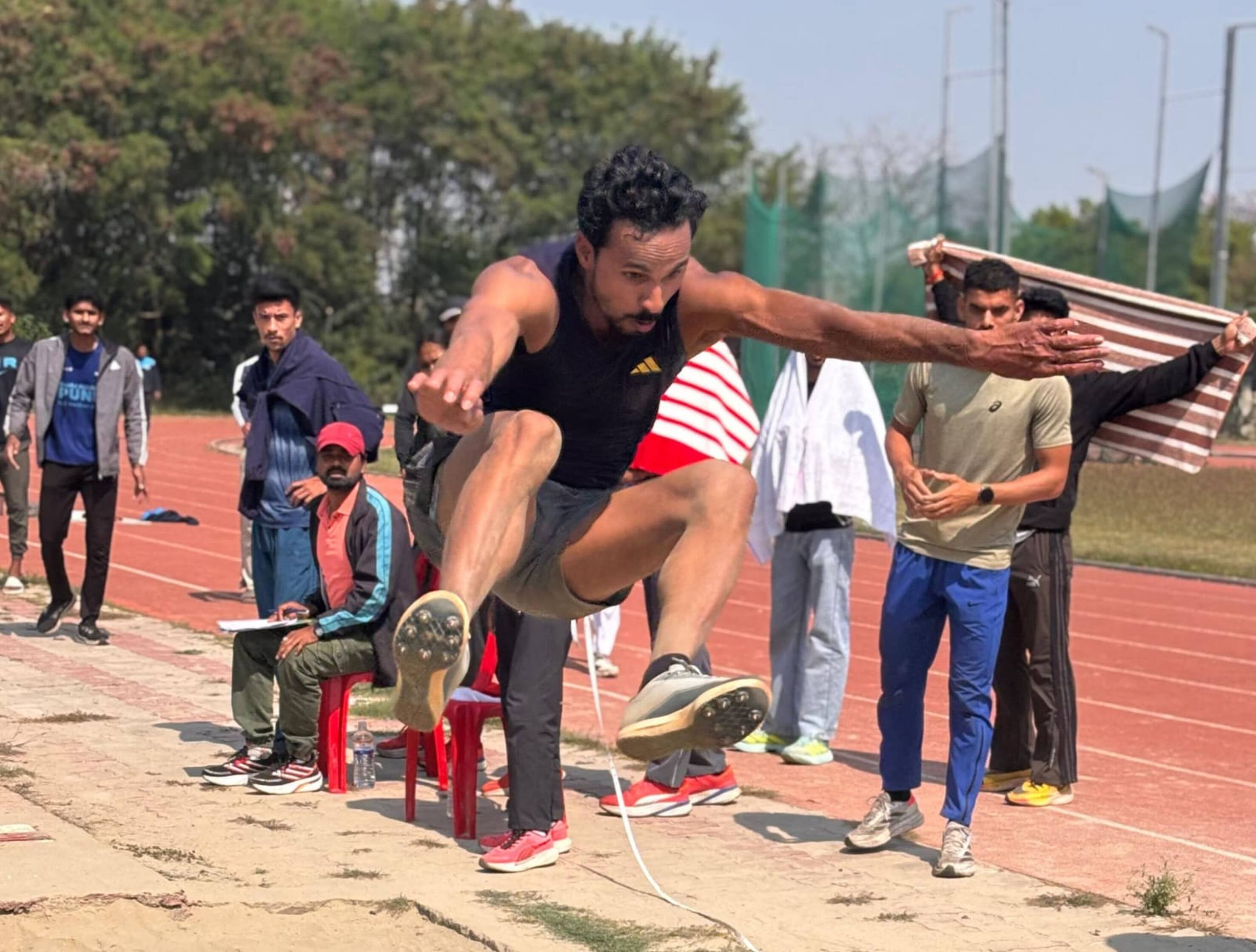 15-डाभासेमर स्टेडिय में प्रथम राज्य स्तरीय इंडोर पुरुष-महिला एथलेटिक्स प्रतियोगिता में दौड़ मे 15-डाभासेमर स्टेडिय में प्रथम राज्य स्तरीय इंडोर पुरुष-महिला एथलेटिक्स प्रतियोगिता में दौड़ मे