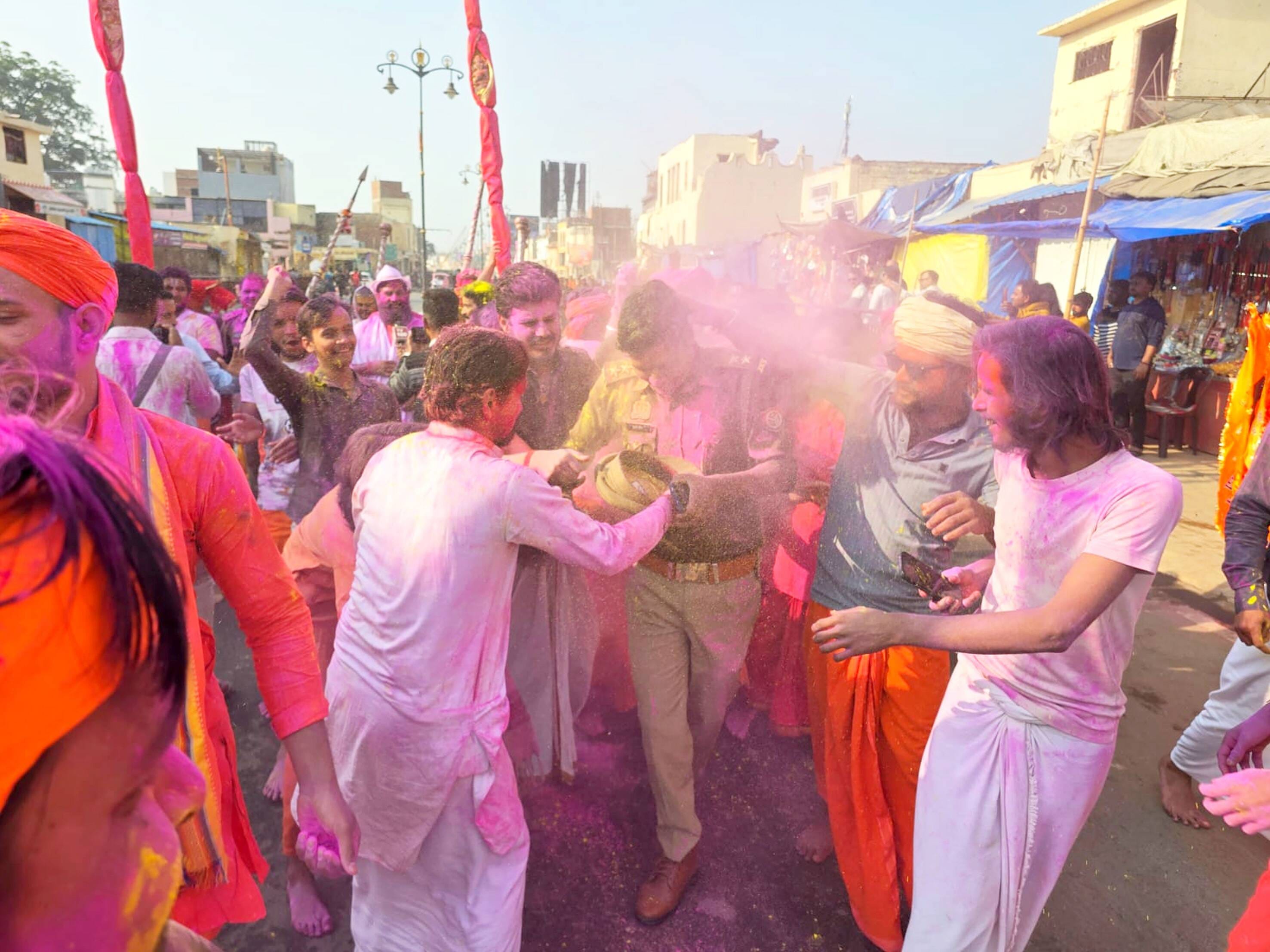 30-हनुमानगढ़ी में रंग भरी एकादशी पर चिंह की आरती के बाद चिंह पर गुलाल अर्पित करते संत।-नितिन श् 30-हनुमानगढ़ी में रंग भरी एकादशी पर चिंह की आरती के बाद चिंह पर गुलाल अर्पित करते संत।-नितिन श्