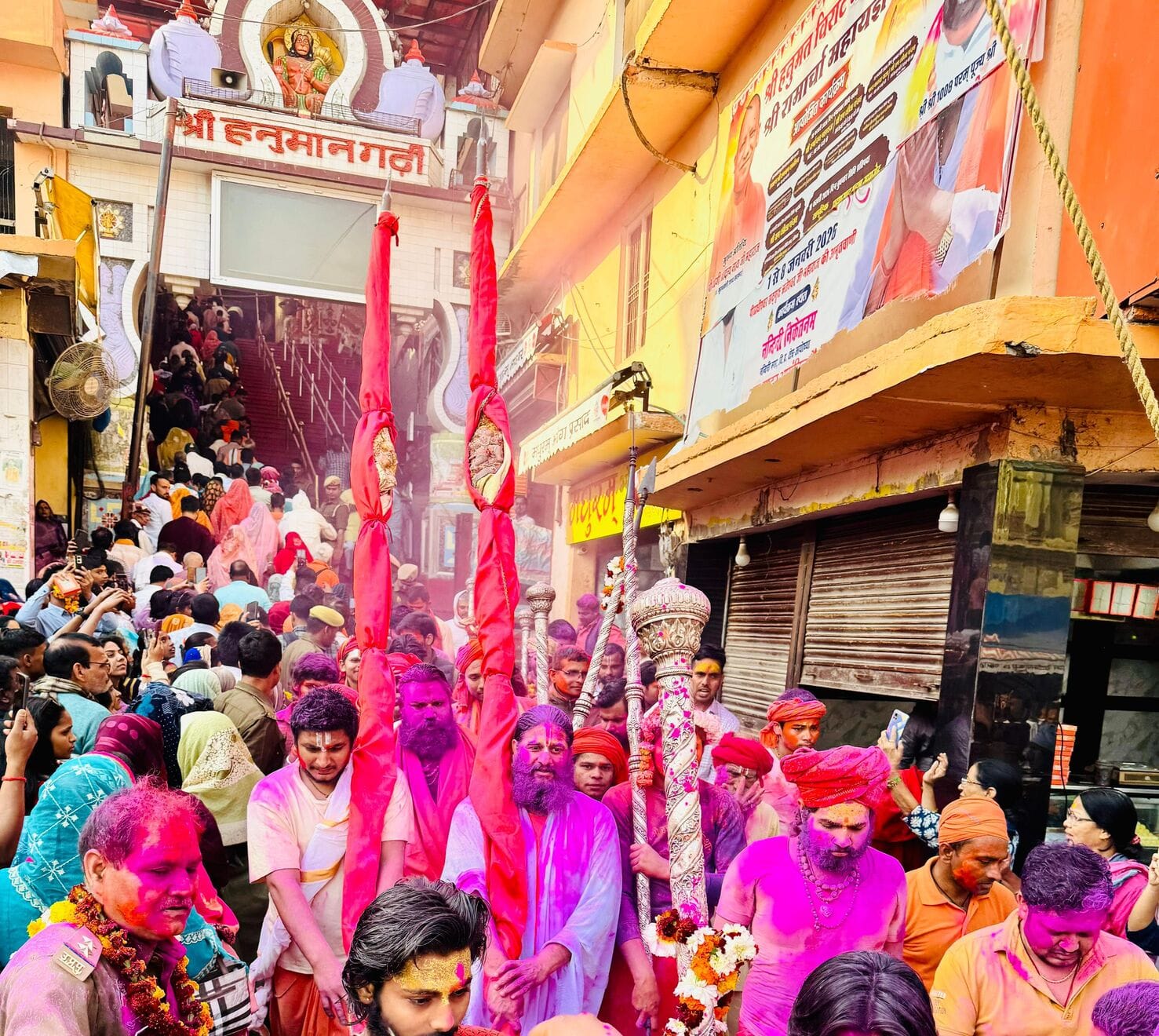 30-हनुमानगढ़ी में रंग भरी एकादशी पर चिंह की आरती के बाद चिंह पर गुलाल अर्पित करते संत।-नितिन श् 30-हनुमानगढ़ी में रंग भरी एकादशी पर चिंह की आरती के बाद चिंह पर गुलाल अर्पित करते संत।-नितिन श्