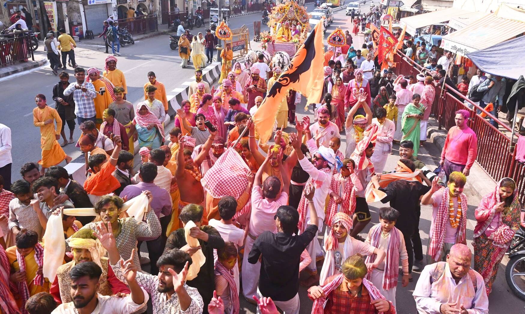 30-हनुमानगढ़ी में रंग भरी एकादशी पर चिंह की आरती के बाद चिंह पर गुलाल अर्पित करते संत।-नितिन श् 30-हनुमानगढ़ी में रंग भरी एकादशी पर चिंह की आरती के बाद चिंह पर गुलाल अर्पित करते संत।-नितिन श्