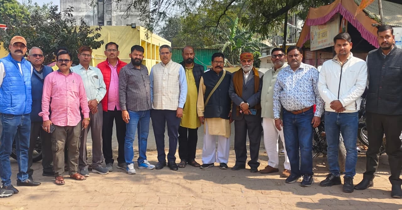 आंबेडकर पार्क में धरना देते दलित पैंथर के कार्यकर्ता। संवाद आंबेडकर पार्क में धरना देते दलित पैंथर के कार्यकर्ता। संवाद
