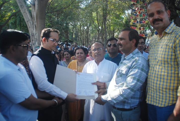 बागपत कलक्ट्रेट में प्रदर्शन करते विभिन्न शिक्षक संगठनों के पदाधिकारी व शिक्षक। संवाद