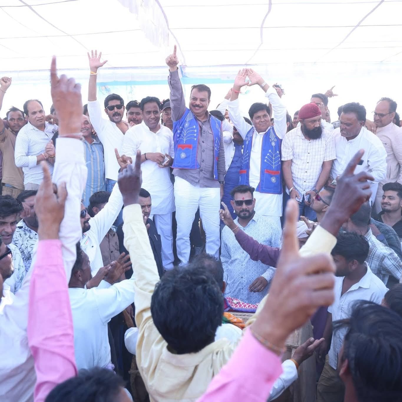 भगोरिया में नृत्य करते कांग्रेस नेता