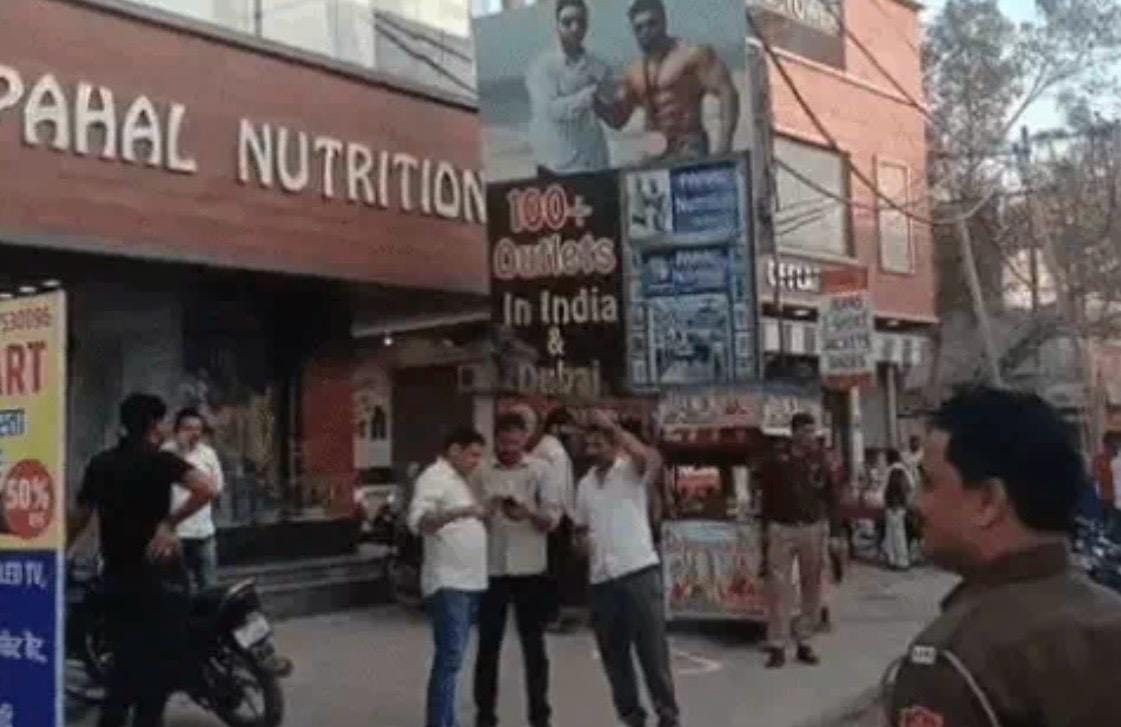 बहालगढ़ स्थित पहल न्यूट्रिशन में हुई फायरिंग के बाद टूटा मुख्य द्वार का कांच। स्रोत : पुलिस बहालगढ़ स्थित पहल न्यूट्रिशन में हुई फायरिंग के बाद टूटा मुख्य द्वार का कांच। स्रोत : पुलिस