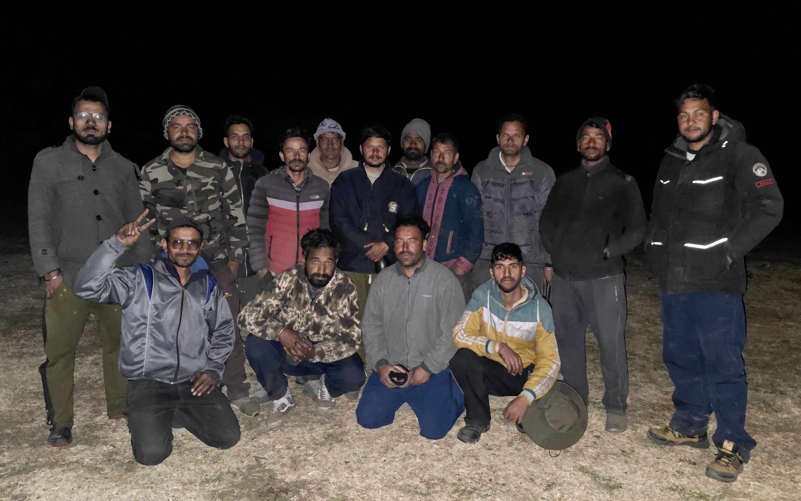 डंसा पंचायत के शिकारी धार जंगल में फैली आग बुझाने में युवाओं ने निभाई अहम भूमिका। संवाद