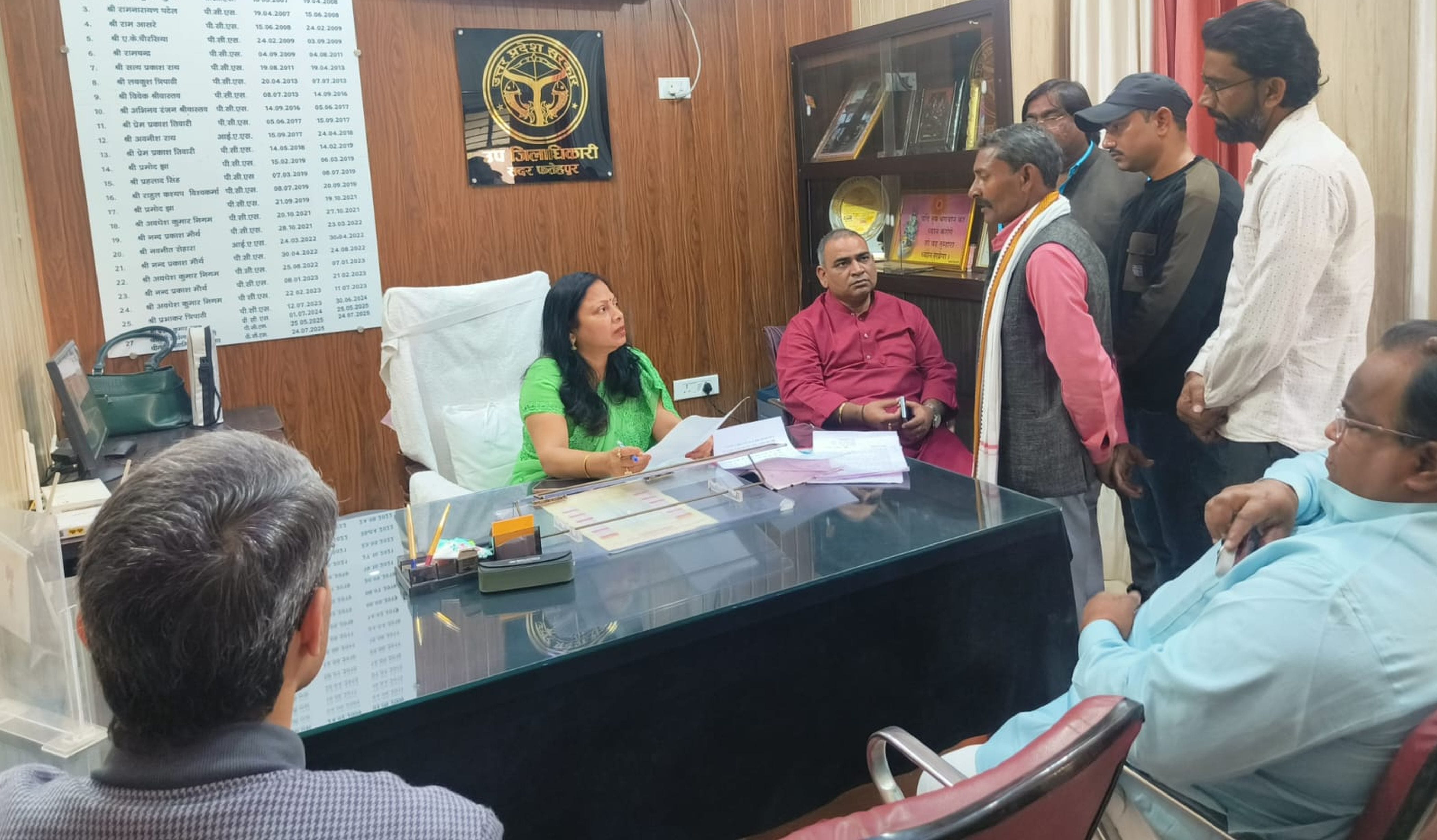 फोटो-22-विकास कार्यों की समीक्षा बैठक करते प्रभारी मंत्री अजीत सिंह पाल व अन्य अधिकारी। स्रोत 