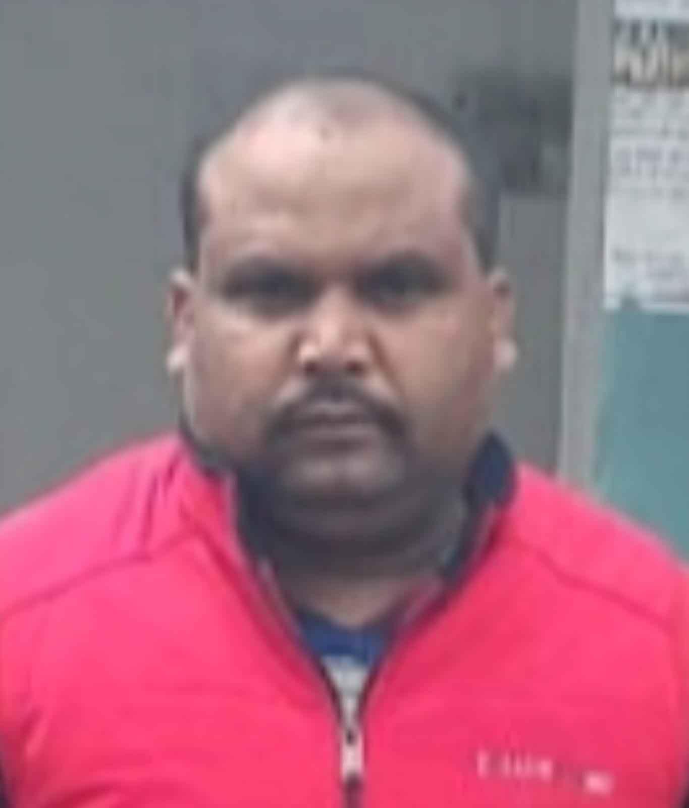 फोटो-36 गांव रुटौल में सुखवीर के आवास को सील करते पुलिस कर्मी। संवाद फोटो-36 गांव रुटौल में सुखवीर के आवास को सील करते पुलिस कर्मी। संवाद