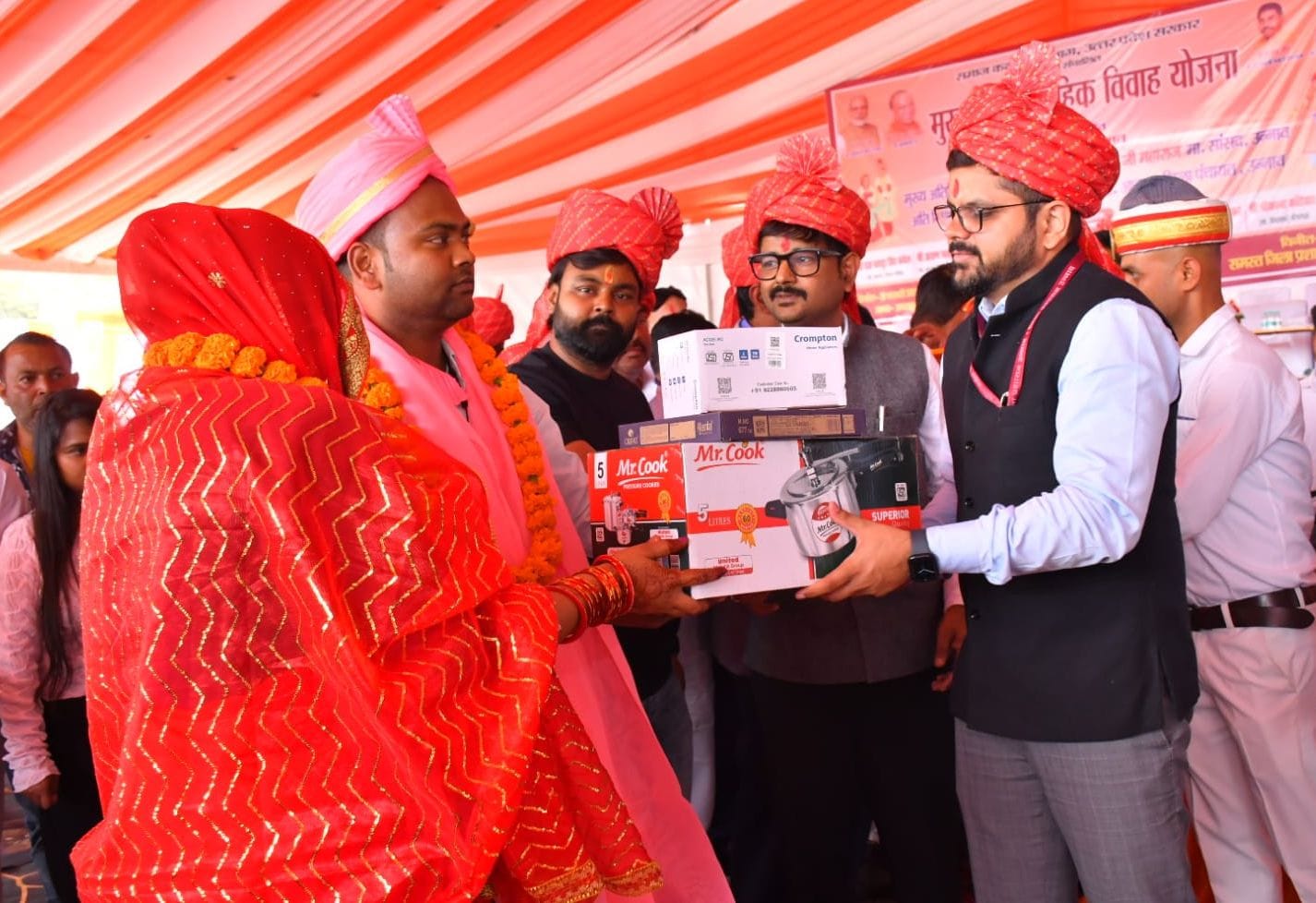 फोटो-8-नवविवाहित जोड़ों पर पुष्प वर्षा करते अधिकारी। संवाद फोटो-8-नवविवाहित जोड़ों पर पुष्प वर्षा करते अधिकारी। संवाद