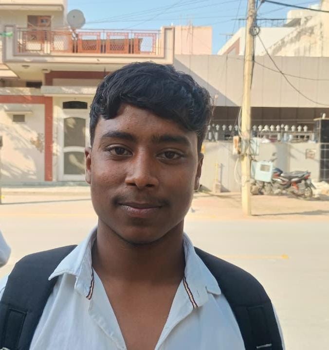 फोटो : हिंदू विद्यालय परीक्षा केंद्र से राजनीतिक विज्ञान का पेपर देकर बाहर निकलते परीक्षार्थी। फोटो : हिंदू विद्यालय परीक्षा केंद्र से राजनीतिक विज्ञान का पेपर देकर बाहर निकलते परीक्षार्थी।