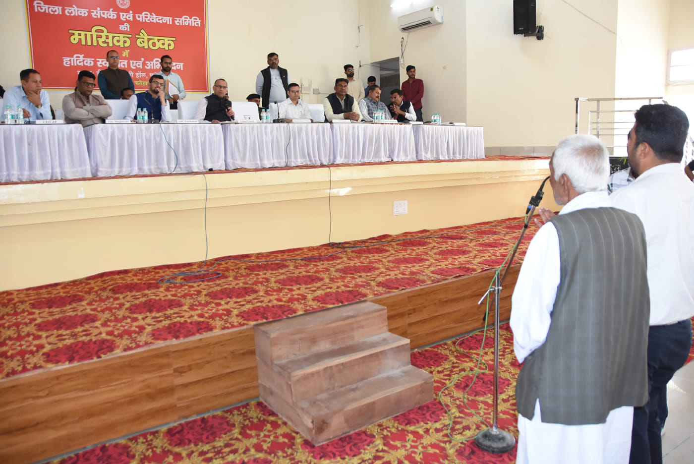 फतेहाबाद में डीपीआरसी हॉल में जिला लोक संपर्क एवं जन परिवाद समिति की बैठक की अध्यक्षता करते हुए