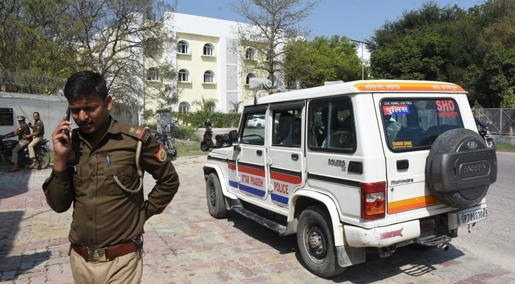 गंगा गर्ल्स हॉस्टल में अनशन करतीं छात्राएं और मौके पर पहुंची पुलिस। गंगा गर्ल्स हॉस्टल में अनशन करतीं छात्राएं और मौके पर पहुंची पुलिस।