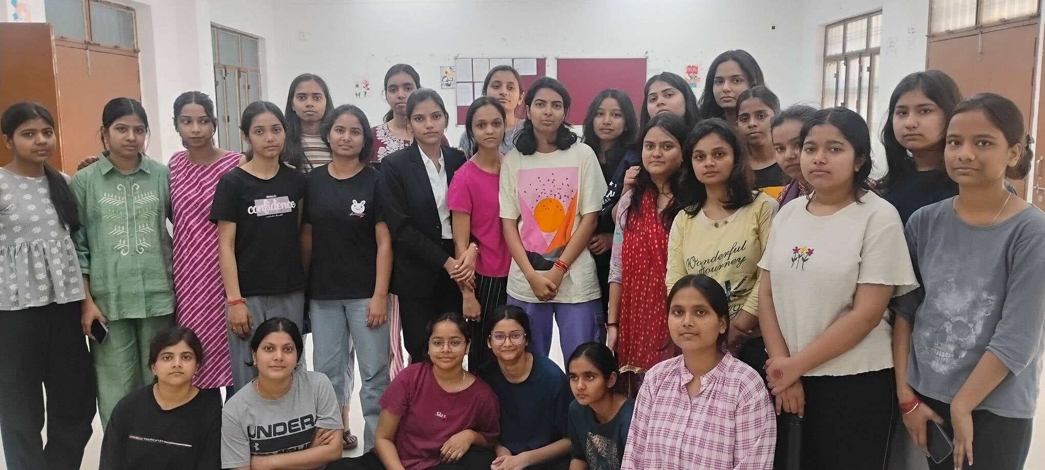 गंगा गर्ल्स हॉस्टल में अनशन करतीं छात्राएं और मौके पर पहुंची पुलिस। गंगा गर्ल्स हॉस्टल में अनशन करतीं छात्राएं और मौके पर पहुंची पुलिस।