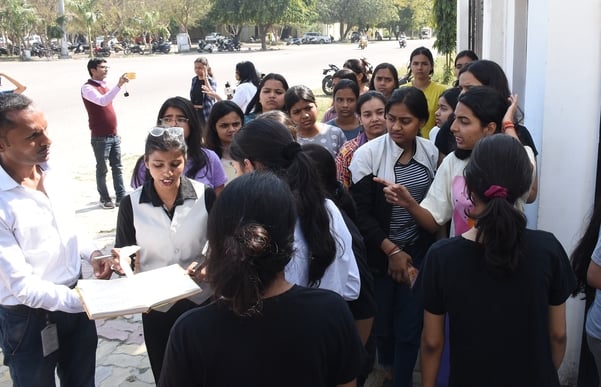 गंगा गर्ल्स हॉस्टल में अनशन करतीं छात्राएं और मौके पर पहुंची पुलिस। गंगा गर्ल्स हॉस्टल में अनशन करतीं छात्राएं और मौके पर पहुंची पुलिस।