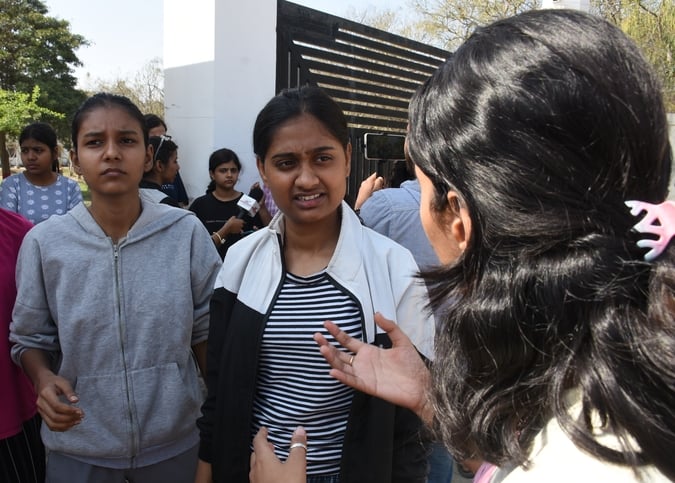 गंगा गर्ल्स हॉस्टल में अनशन करतीं छात्राएं और मौके पर पहुंची पुलिस। गंगा गर्ल्स हॉस्टल में अनशन करतीं छात्राएं और मौके पर पहुंची पुलिस।