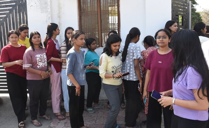 गंगा गर्ल्स हॉस्टल में अनशन करतीं छात्राएं और मौके पर पहुंची पुलिस। गंगा गर्ल्स हॉस्टल में अनशन करतीं छात्राएं और मौके पर पहुंची पुलिस।