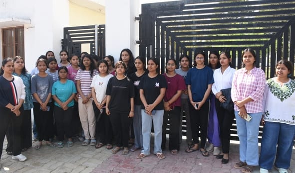 गंगा गर्ल्स हॉस्टल में अनशन करतीं छात्राएं और मौके पर पहुंची पुलिस। गंगा गर्ल्स हॉस्टल में अनशन करतीं छात्राएं और मौके पर पहुंची पुलिस।