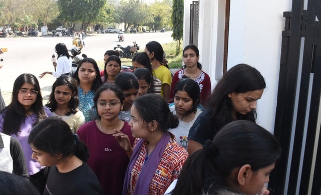 गंगा गर्ल्स हॉस्टल में अनशन करतीं छात्राएं और मौके पर पहुंची पुलिस। गंगा गर्ल्स हॉस्टल में अनशन करतीं छात्राएं और मौके पर पहुंची पुलिस।