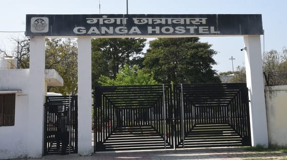 गंगा गर्ल्स हॉस्टल में अनशन करतीं छात्राएं और मौके पर पहुंची पुलिस। गंगा गर्ल्स हॉस्टल में अनशन करतीं छात्राएं और मौके पर पहुंची पुलिस।