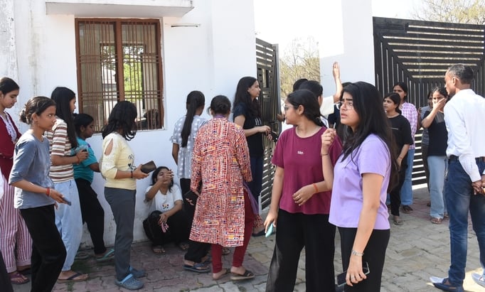 गंगा गर्ल्स हॉस्टल में अनशन करतीं छात्राएं और मौके पर पहुंची पुलिस। गंगा गर्ल्स हॉस्टल में अनशन करतीं छात्राएं और मौके पर पहुंची पुलिस।