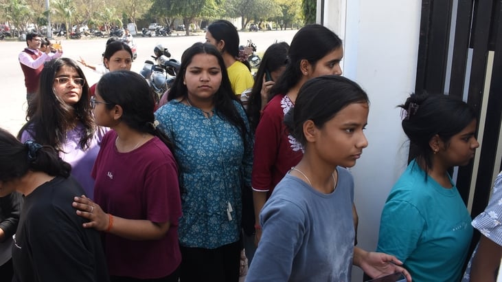 गंगा गर्ल्स हॉस्टल में अनशन करतीं छात्राएं और मौके पर पहुंची पुलिस। गंगा गर्ल्स हॉस्टल में अनशन करतीं छात्राएं और मौके पर पहुंची पुलिस।