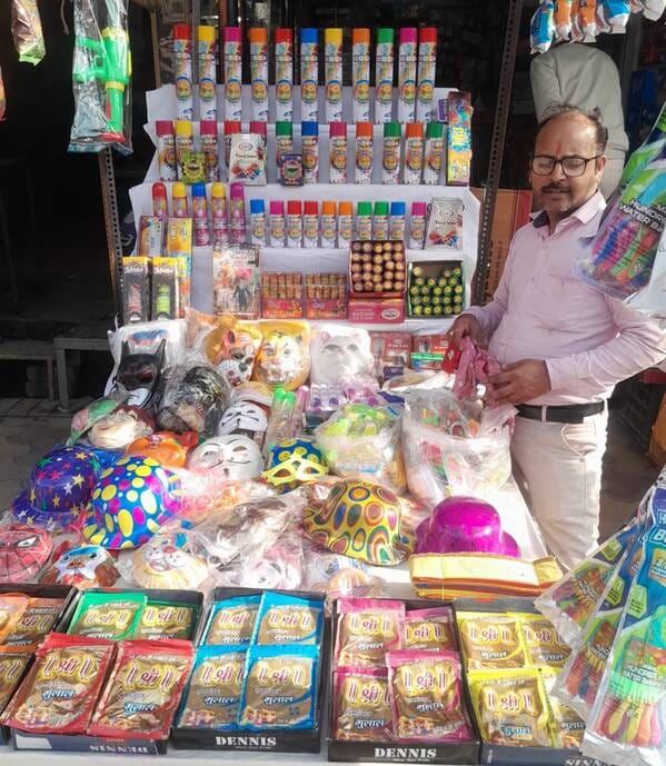 होली पर सजी रंग आदि की दुकाने। (मवाना)