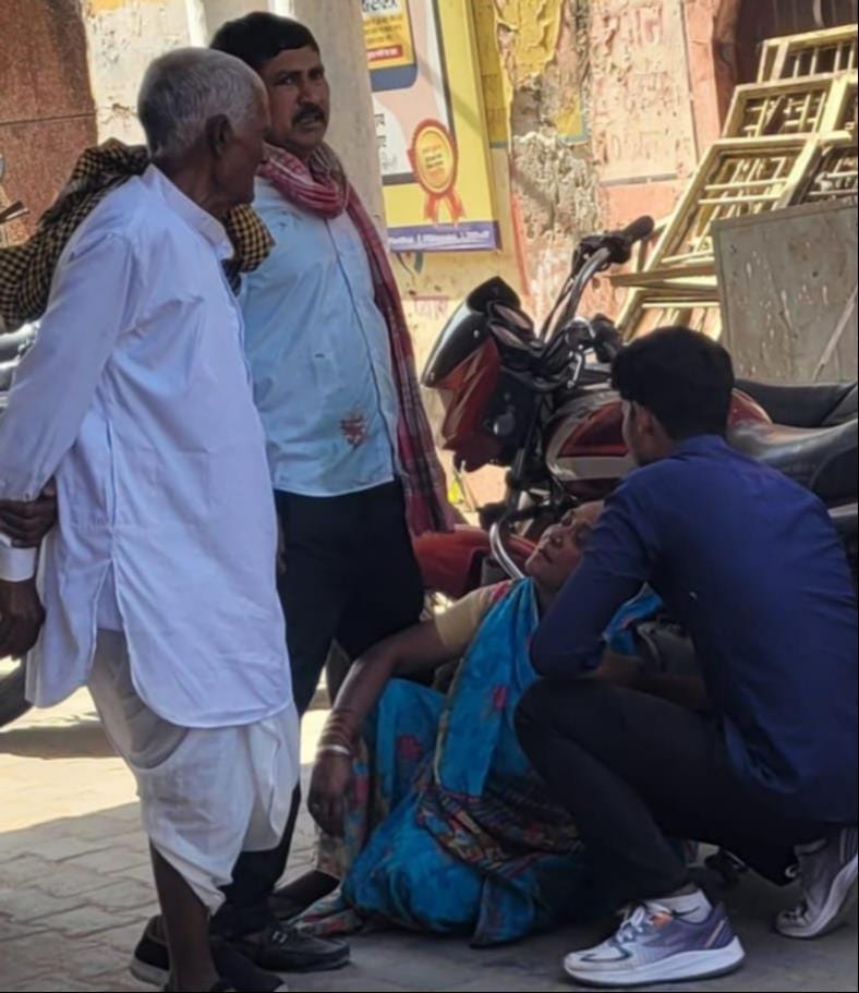 जलेसर में हादसे की सूचना के बाद मौके पर पहुंचे थानाध्यक्ष अमित कुमार व पुलिस बल। संवाद जलेसर में हादसे की सूचना के बाद मौके पर पहुंचे थानाध्यक्ष अमित कुमार व पुलिस बल। संवाद