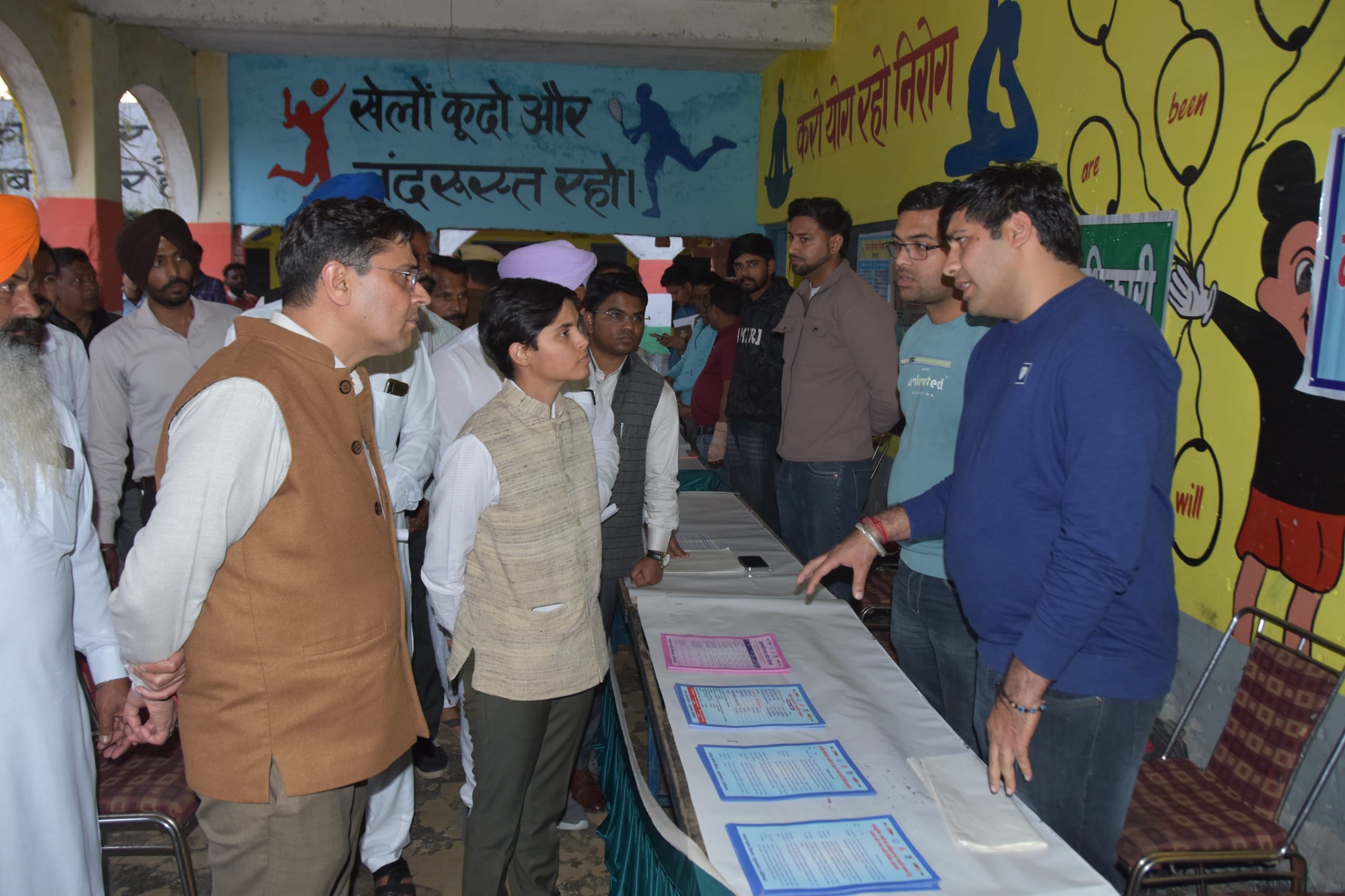 जनता दरबार में डीसी को अपनी समस्याएं बताते ग्रामीण। डीआईपीआरओ जनता दरबार में डीसी को अपनी समस्याएं बताते ग्रामीण। डीआईपीआरओ