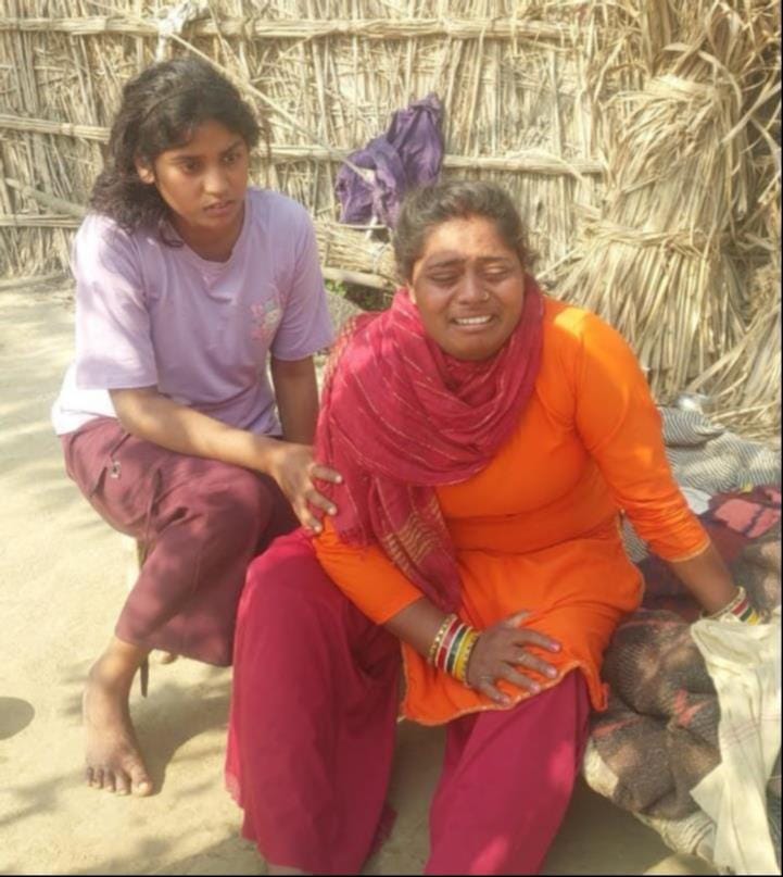 झगरू की फाइल फोटो व बिलखते परिजन। संवाद झगरू की फाइल फोटो व बिलखते परिजन। संवाद