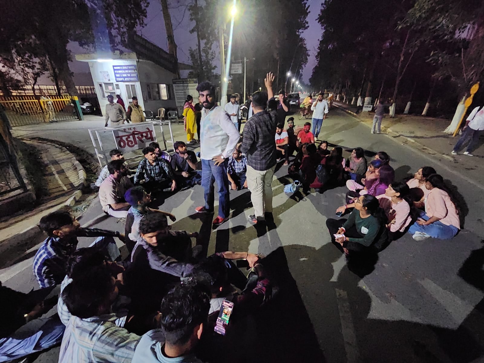 कुरुक्षेत्र। छात्रावास के बैरिकेंड पर धरना देते विद्यार्थी। संवाद