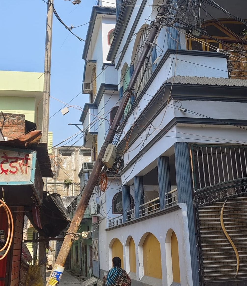 खीरी टाउन के मोहल्ला डीहपुर के तिराहे पर झुका खंभा। संवाद