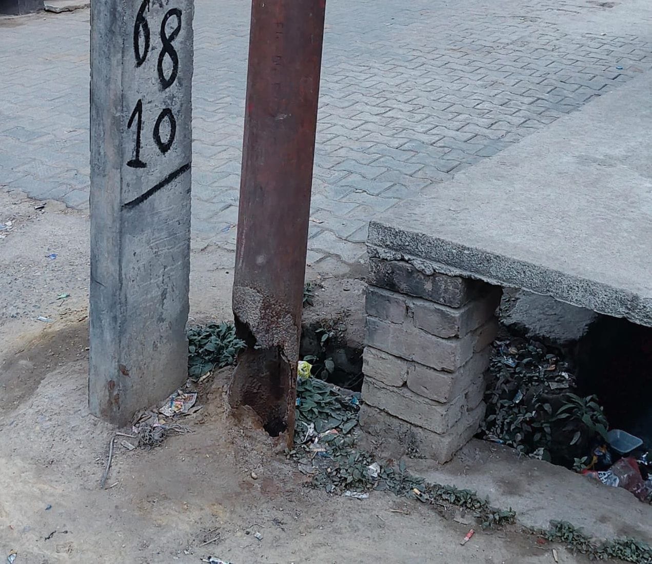 खीरी टाउन के मोहल्ला डीहपुर के तिराहे पर झुका खंभा। संवाद
