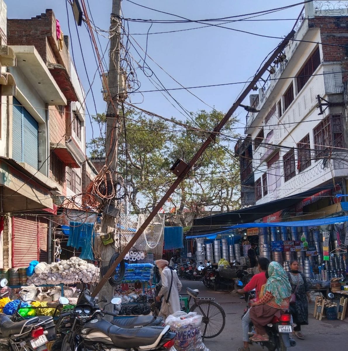 खीरी टाउन के मोहल्ला डीहपुर के तिराहे पर झुका खंभा। संवाद