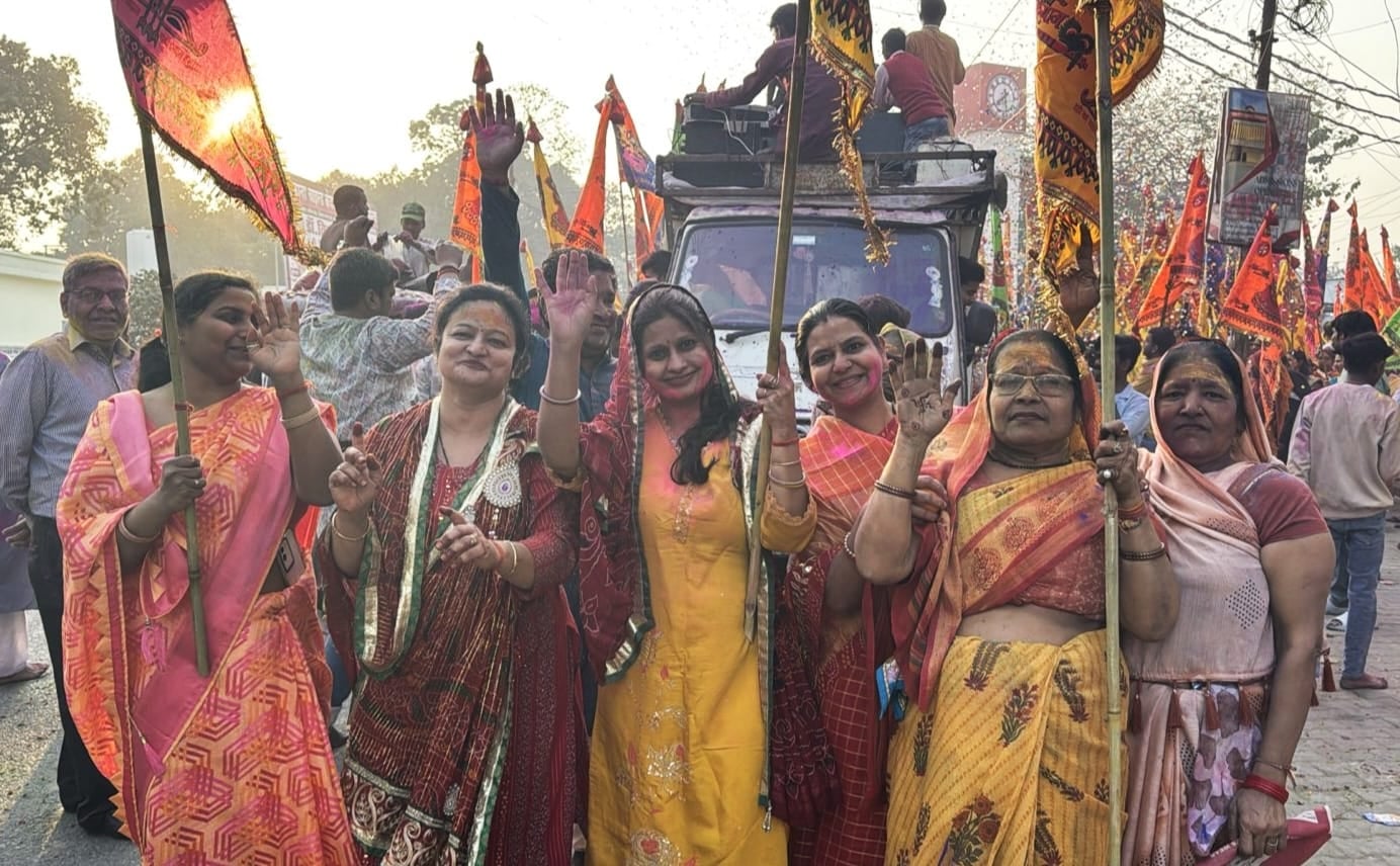 खाटू श्याम निशान यात्रा में जाते लोग। संवाद खाटू श्याम निशान यात्रा में जाते लोग। संवाद