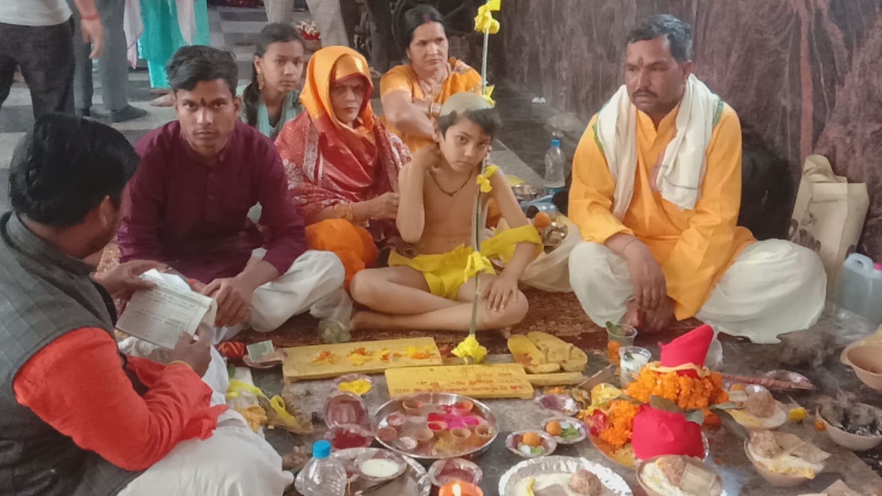 मां विंध्यवासिनी की एक झलक पाने के लिए कतार में खड़े श्रद्धालु।-संवाद। मां विंध्यवासिनी की एक झलक पाने के लिए कतार में खड़े श्रद्धालु।-संवाद।