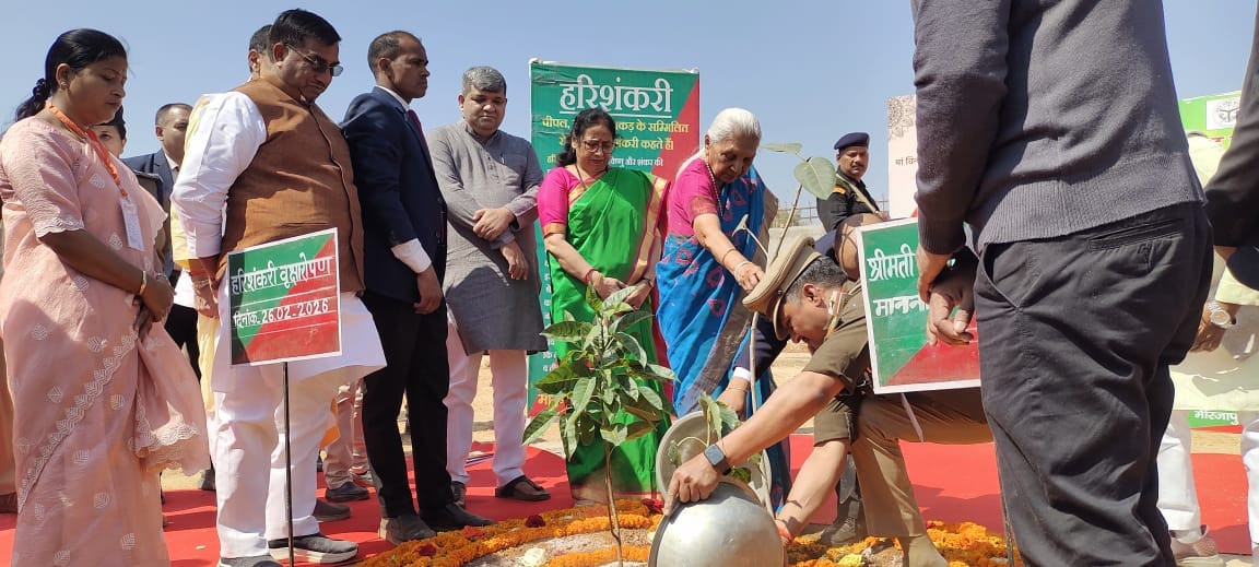 मां विंध्यवासिनी विश्वविद्यालय का निरीक्षण करती राज्यपाल आनंदीबेन पटेल, कैबिनेट मंत्री आशीष पटे