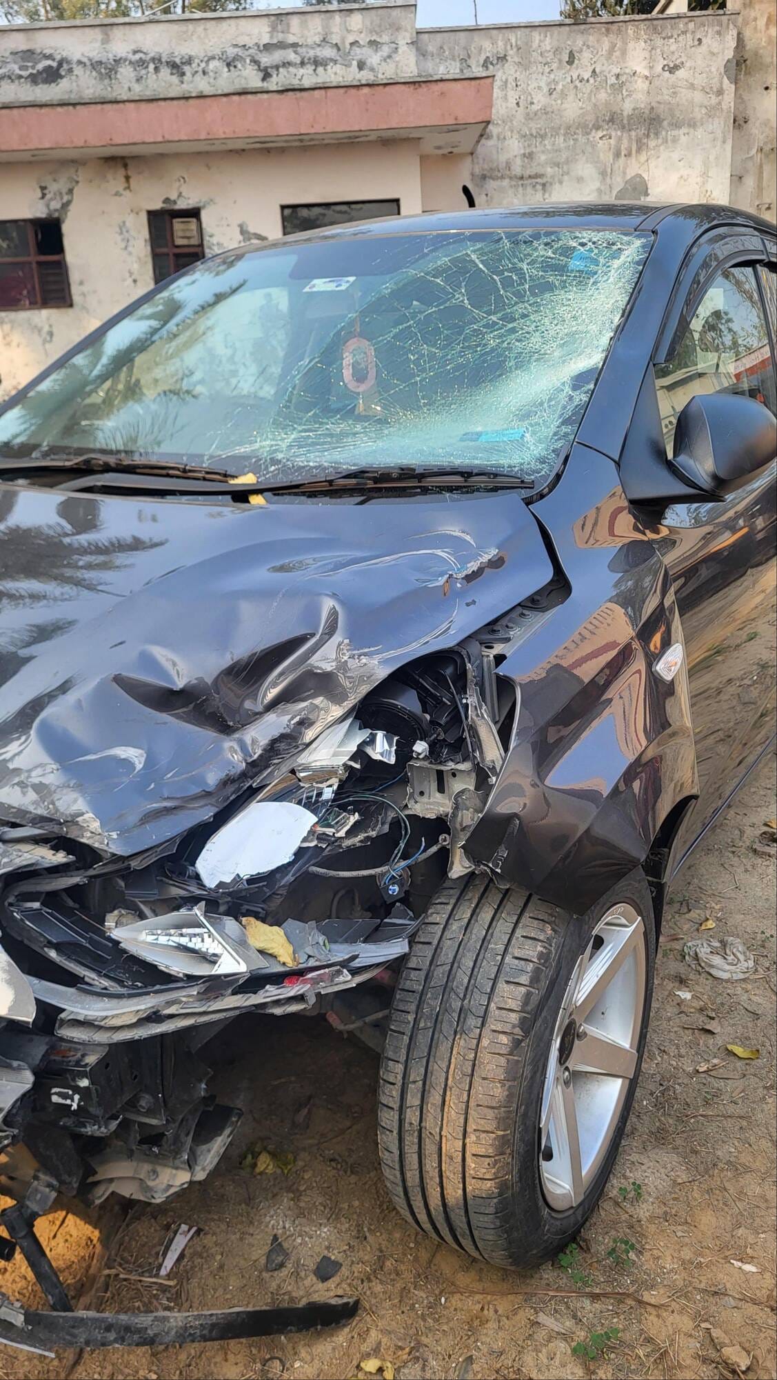 मौके पर पड़ी लकड़ियां । संवाद