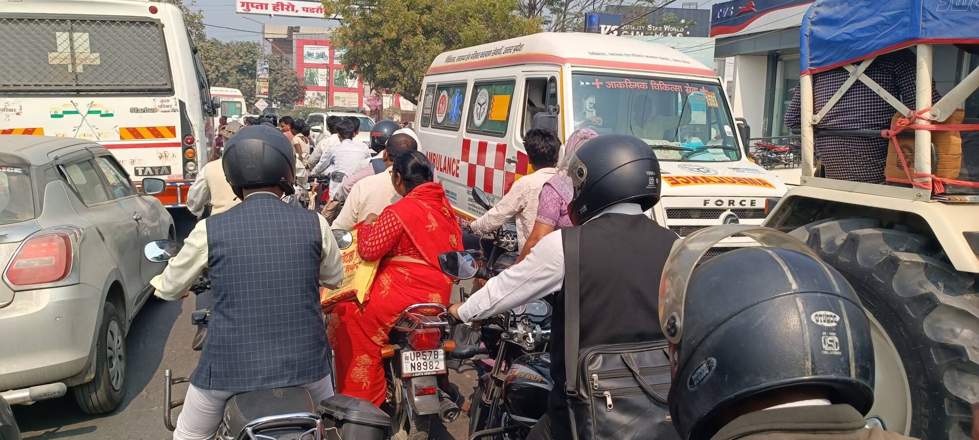 पडरौना शहर के सुभाष चौक पर लगा जाम।संवाद